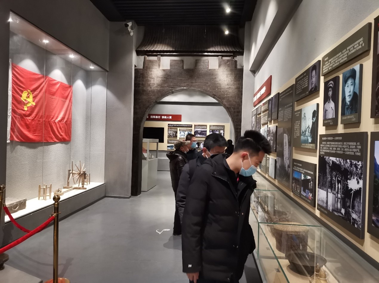 参观“没有共产党就没有新中国”纪念馆