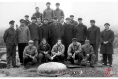 1964年中科院吴有训副院长视察爆炸成形试验后合影，第二排左五吴有训，右一郑哲敏