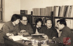 1978年郑哲敏与科技人员讨论工作