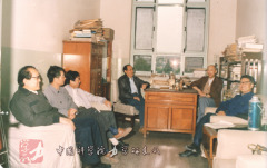 1982年流体弹塑性模型及其在核爆与穿破甲方面的应用获国家自然科学二等奖主要研究者郑哲敏、解伯民、李荫藩、谈庆明、郭汉彦、高举贤