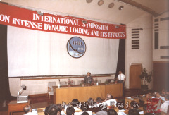 1986年郑哲敏作为国际强动载荷会议联合主席主持大会