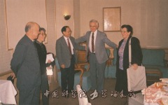 1991年接待钱学森的美国朋友Marble夫妇，左起钱学森，蒋瑛，郑哲敏，Marble夫妇