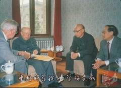 1991年钱学森翻阅手稿照片