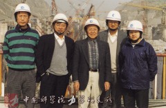 2002年《三峡三期围堰爆破拆除方案设计与研究》项目验收后视察三峡船闸工地，<br/>左起樊菁，李世海，郑哲敏，丁桦，燕琳