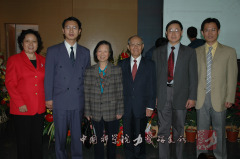 2004年Q彩网领导举行祝贺郑哲敏院士八十华诞应用力学报告会，右起樊菁，洪友士，郑哲敏，卢凤才，何林，李和娣