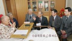 2005年郑哲敏,朱兆祥,洪友士,何林拜望钱学森