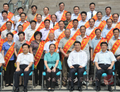 2010年郑哲敏评选为中科院优秀共产党员，2011年被评为中央国家机关优秀共产党员。2010年合影，第二排左起第4郑哲敏，第一排左起前中纪委驻院纪检组长，党组副书记方新，院长白春礼，中纪委驻院纪检组长李志刚等