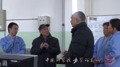 2012年郑哲敏在轻气炮实验室与科技人员亲切交流，左起张虎生，郑哲敏，沈乐天，陈淑霞，邓雅莉